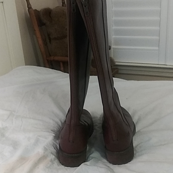 EUC Ugg Tall Leather Boots- Warm & Waterproof - Picture 7 of 8